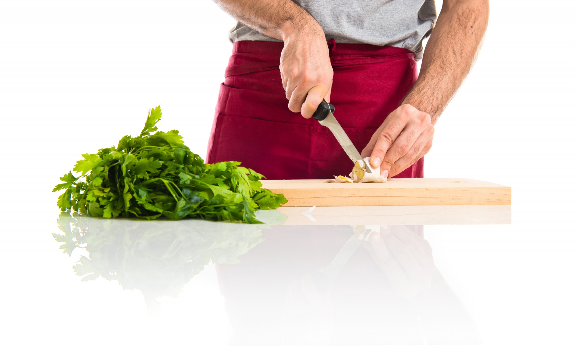 Chef al lavoro su un piano di cucina moderno